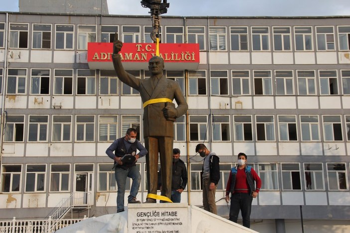 Adıyaman'da yarım tonluk Atatürk heykelinin vinç yardımıyla nakli yapıldı