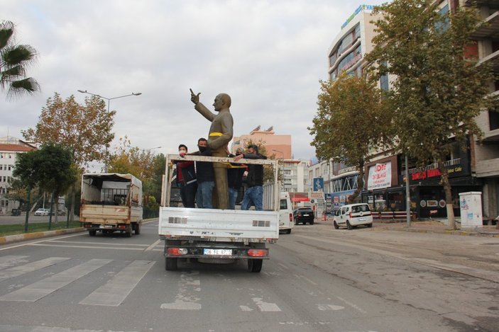 Adıyaman'da yarım tonluk Atatürk heykelinin vinç yardımıyla nakli yapıldı