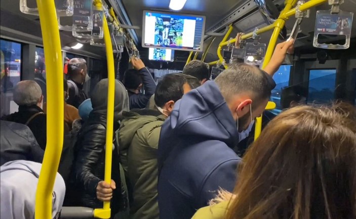 Altunizade metrobüs durağında yoğunluk: Tıkış tıkış gittiler
