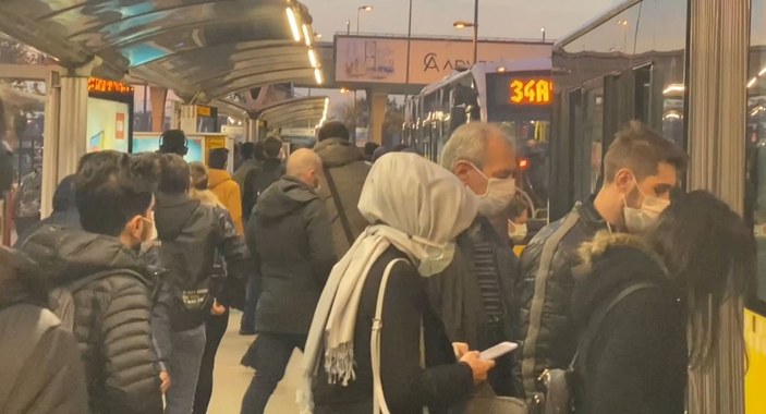 Altunizade metrobüs durağında yoğunluk: Tıkış tıkış gittiler