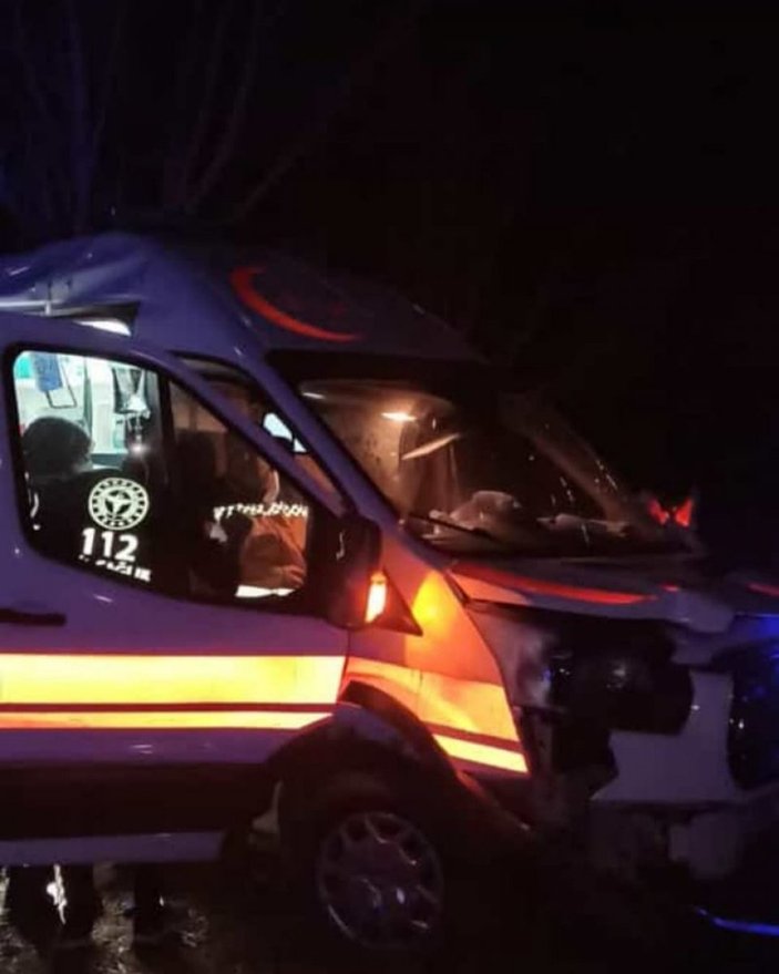 Kayseri'de hastaya giden ambulans şarampole devrildi: 2 yaralı