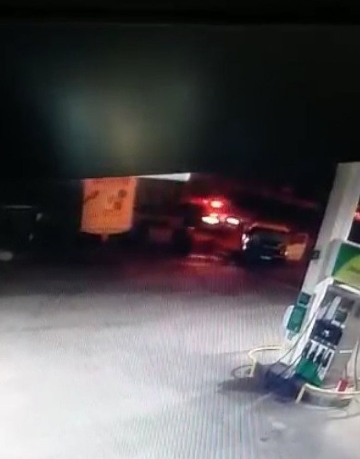 Trabzon'da kamyonetin ikiye bölündüğü kaza kamerada