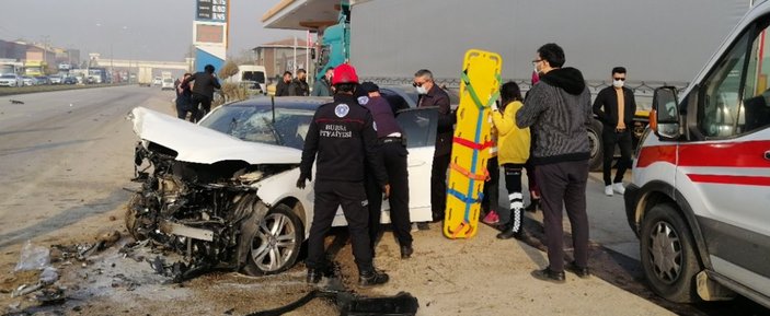 Bursa-Ankara karayolunda iki otomobil çarpıştı