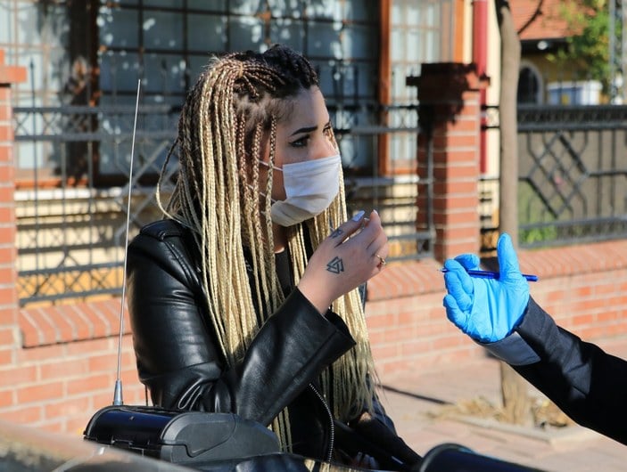 Adana’da maske cezası yiyen kadın, polisleri tehdit etti