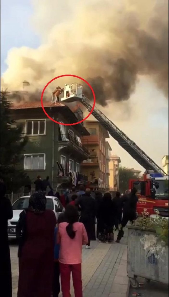 Ankara'da yangında çatıda mahsur kalan 4 kişi kurtarıldı