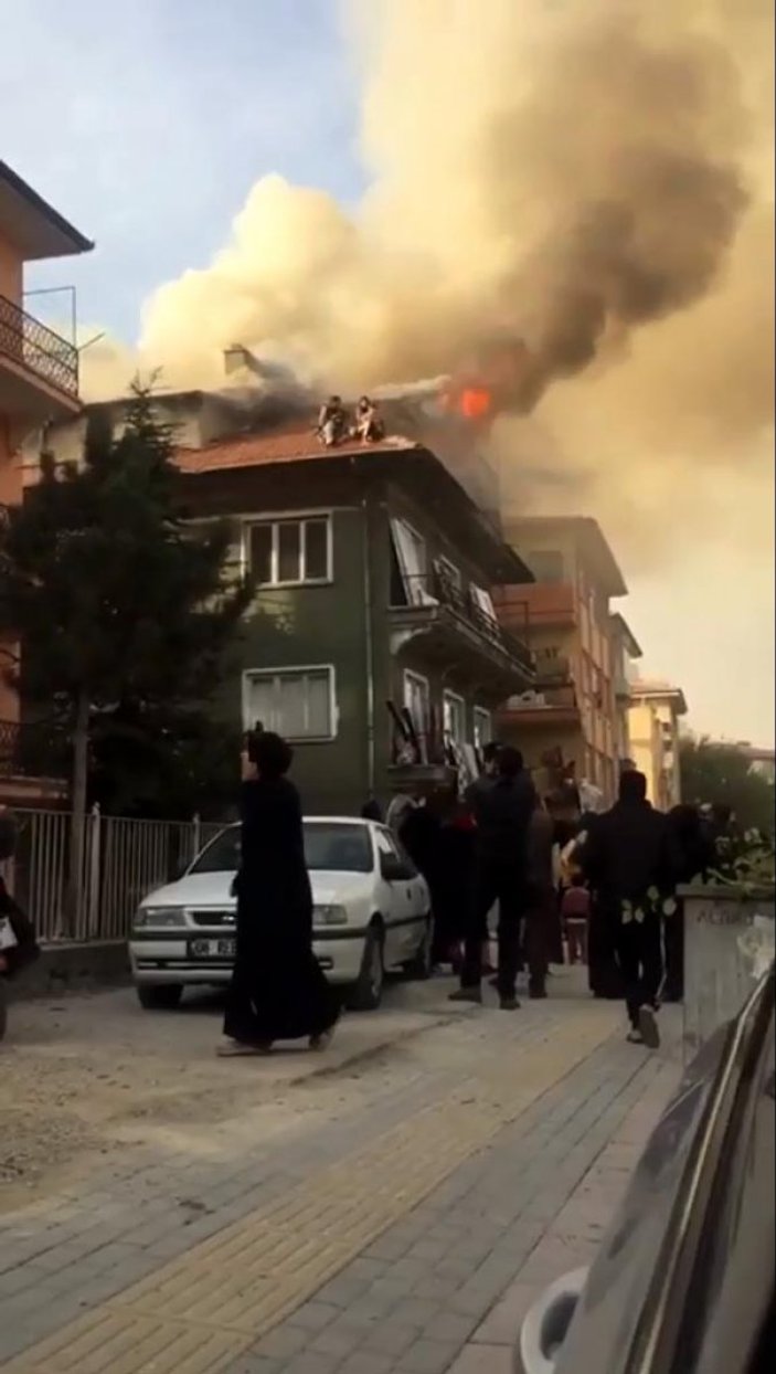 Ankara'da yangında çatıda mahsur kalan 4 kişi kurtarıldı