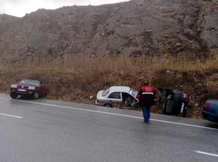 Sivas'ta buzlanan yolda 11 araç şarampole düştü