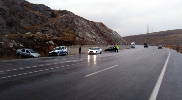Sivas'ta buzlanan yolda 11 araç şarampole düştü