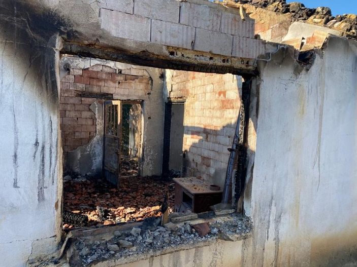 Antalya'da sobadan çıkan yangın, yaşlı çiftin evini küle çevirdi