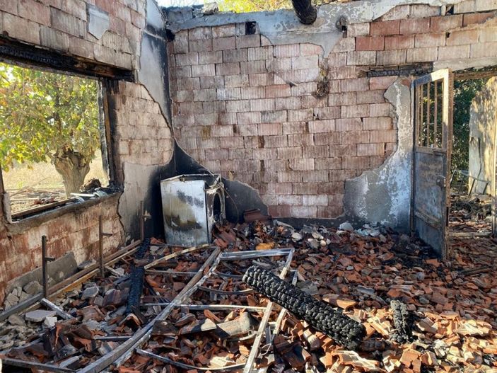 Antalya'da sobadan çıkan yangın, yaşlı çiftin evini küle çevirdi