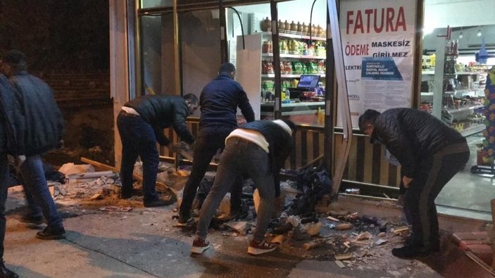 Bursa’da freni patlayan kamyonet markete daldı