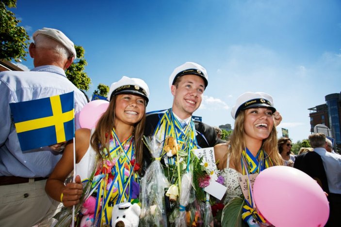 İsveç'te öğrenciler bilerek koronavirüse yakalanıyor iddiası