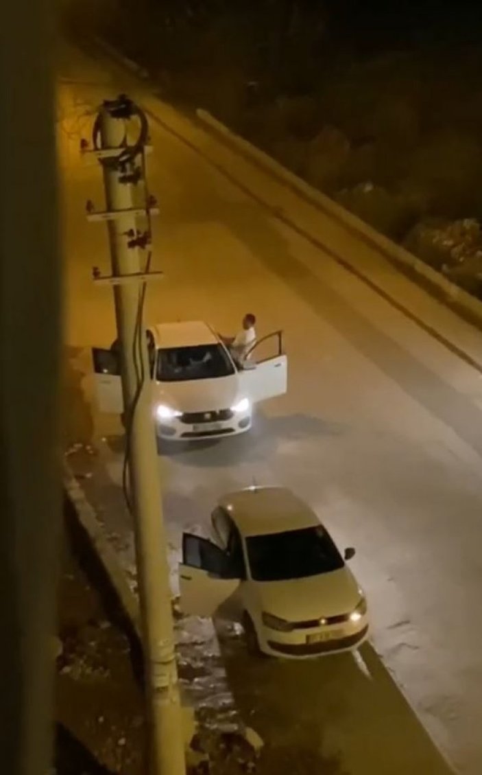 Antalya’da otomobil içerisindeki kadının yüzüne tekme attı