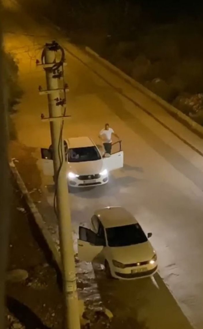 Antalya’da otomobil içerisindeki kadının yüzüne tekme attı