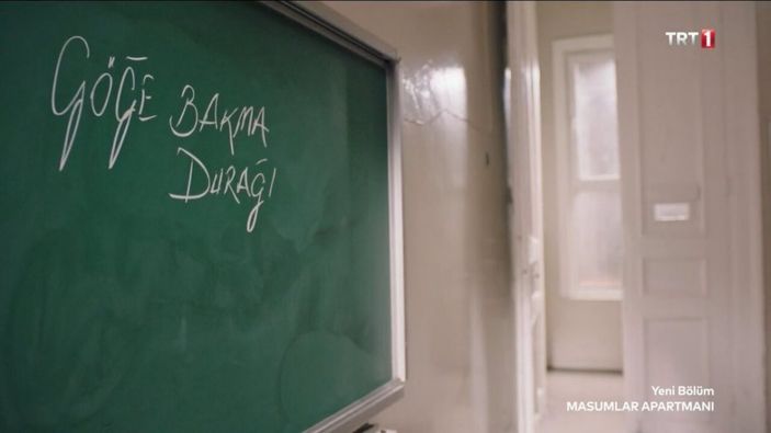 Masumlar Apartmanı'nda okunan şiir kimindir? Göğe Bakma Durağı şiiri sözleri nedir?