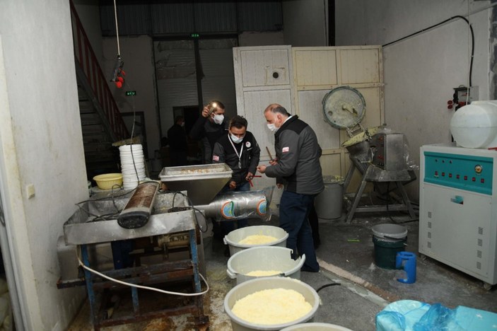 Kayseri’de sahte peynir üretimi yapan işletmenin görüntüleri