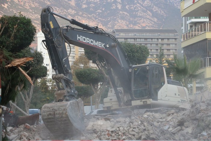 Antalya'da yürekleri ağza getiren apartmanın yıkımı