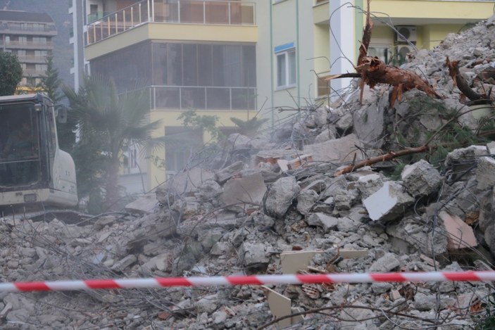 Antalya'da yürekleri ağza getiren apartmanın yıkımı