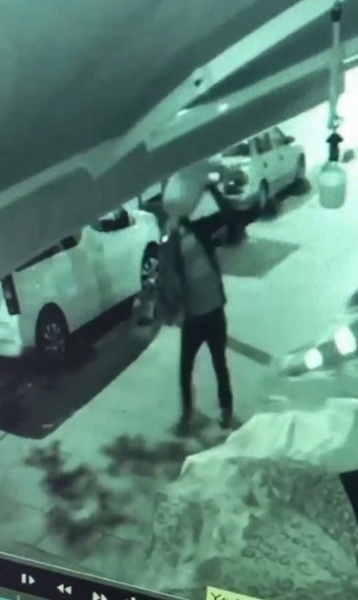 d Sultangazi'de çaldığı karpuzu beğenmeyince yere attı