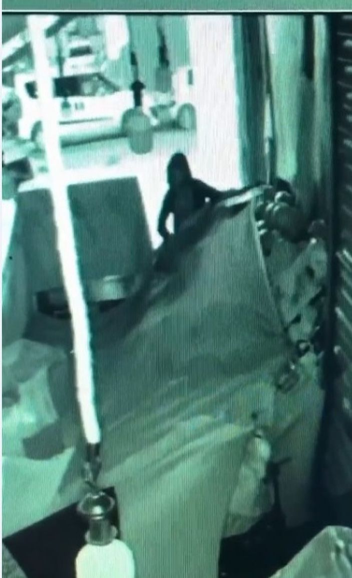 d Sultangazi'de çaldığı karpuzu beğenmeyince yere attı