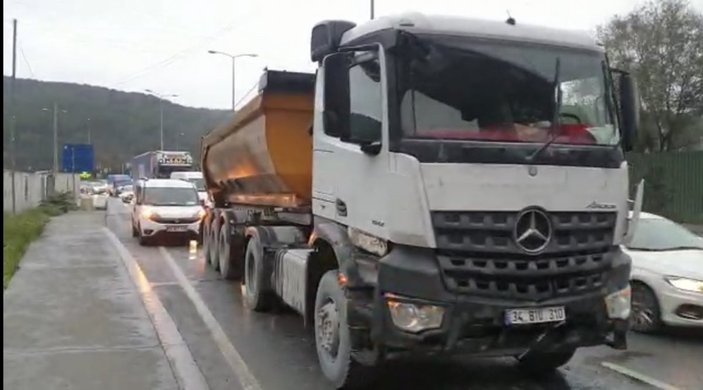 İstanbul’da hafriyat kamyonu İETT otobüsüne çarptı: 9 yaralı