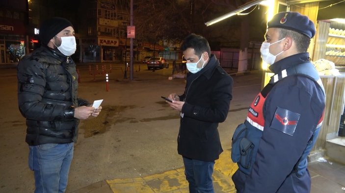 Kırıkkale'de kimse yok diye dışarıda sigara içen genç, ceza yedi