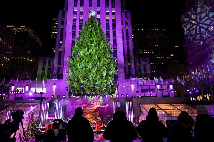 New York'ta Noel ağacını görüntülemek için sosyal mesafeyi hiçe saydılar
