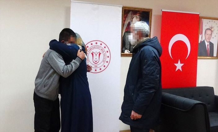a Muş'ta teslim olan terörist ailesiyle buluşturuldu
