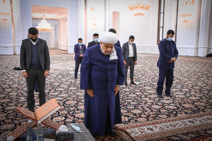 Azerbaycan'daki camilerde şehitler için dua edildi