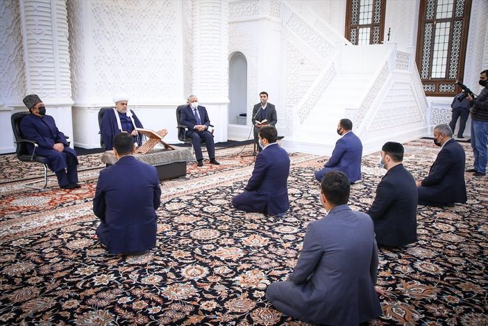 Azerbaycan'daki camilerde şehitler için dua edildi