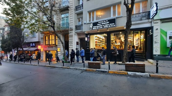 İstanbul'da kısıtlamaya saatler kala marketlerde yoğunluk oluştu