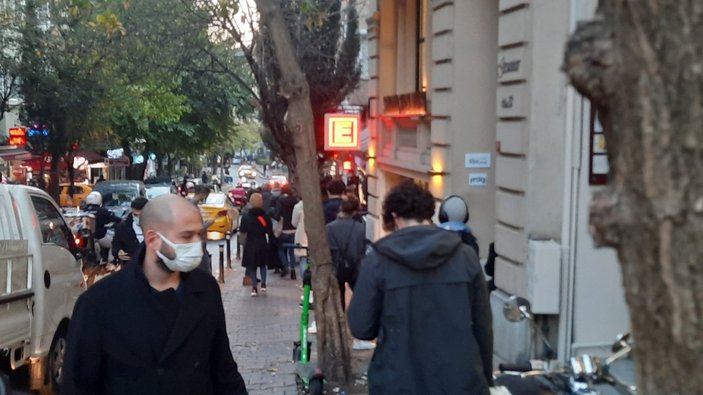 İstanbul'da kısıtlamaya saatler kala marketlerde yoğunluk oluştu
