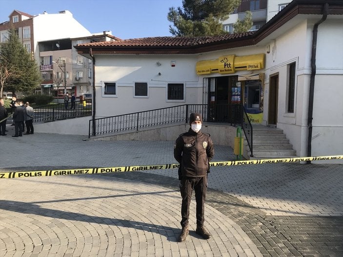 Bursa'da silahlı 2 zanlı, PTT şubesinden 8 bin liralık soygun yaptı