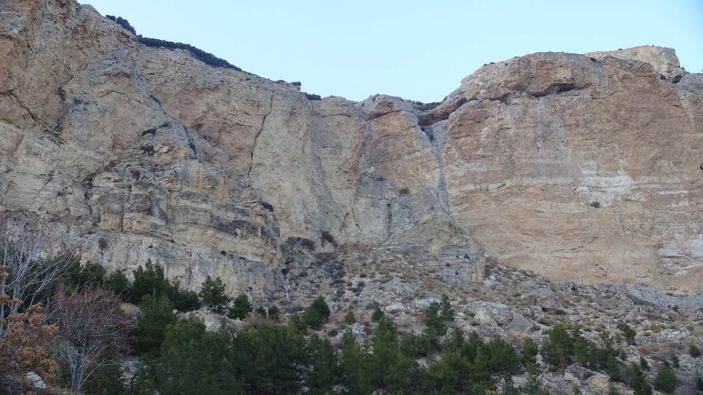 İ Akdeniz açıklarındaki deprem Karaman’da kayaları yerinden oynattı