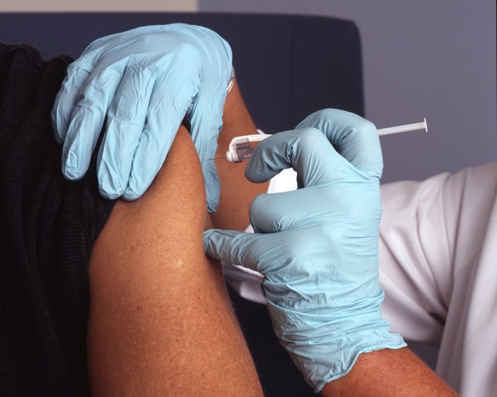 Pfizer CEO’su: Aşıdan sonra virüsün bulaşıp bulaşmayacağından emin değiliz