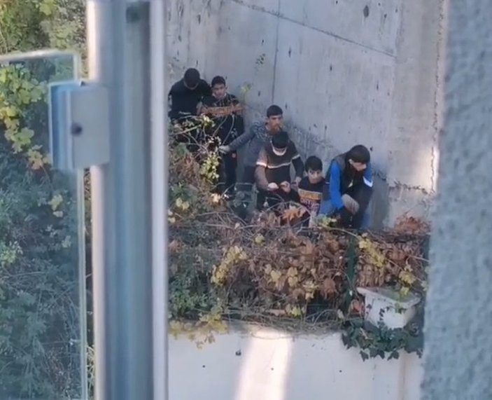 Bursa'da ekip otosunun sesini duyan çocukların telaşı görüntülendi