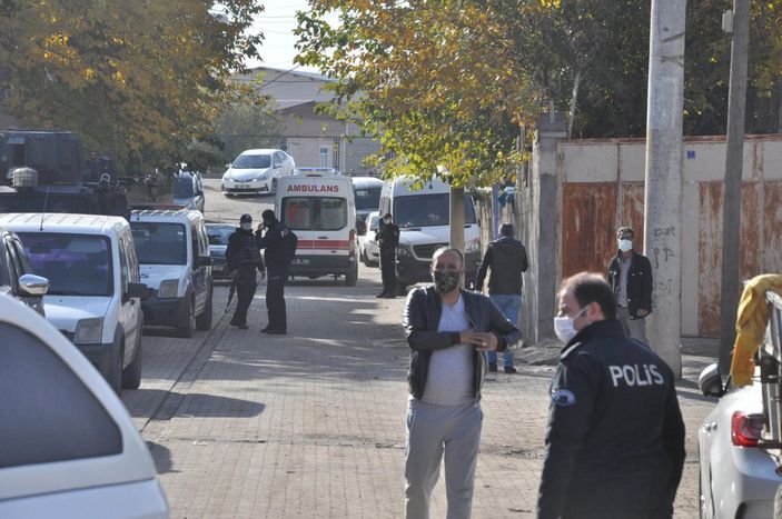 d Diyarbakır'da kısıtlamada taşlı, sopalı, bıçaklı kavga