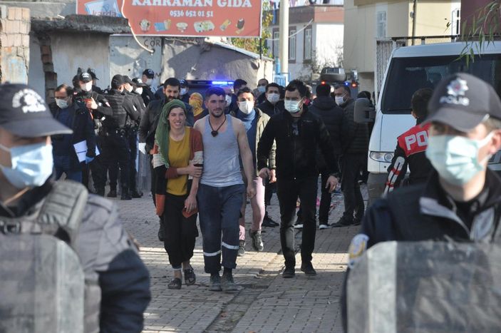 d Diyarbakır'da kısıtlamada taşlı, sopalı, bıçaklı kavga