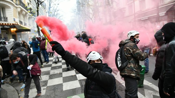 Fransa'da göstericiler sokağa indi, ortalık yine karıştı