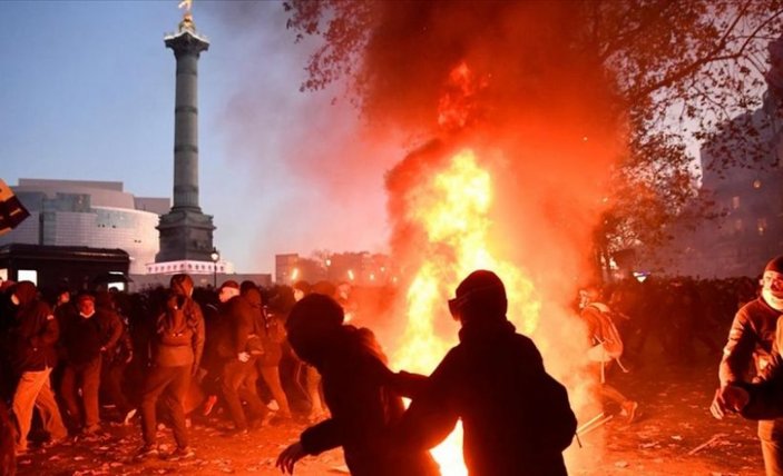 Fransa'da göstericiler sokağa indi, ortalık yine karıştı