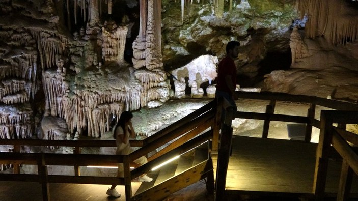 Karaca Mağarası turistlerin ilgi odağı