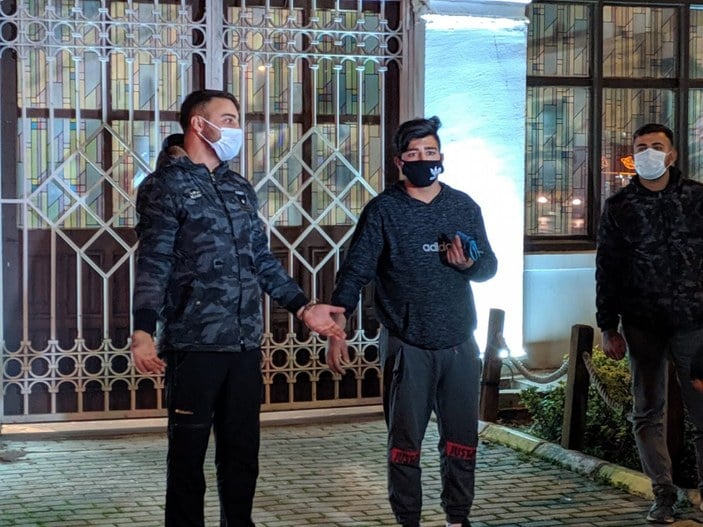 İzmir'de kısıtlamayı ihlal eden şahısların aracından uyuşturucu çıktı