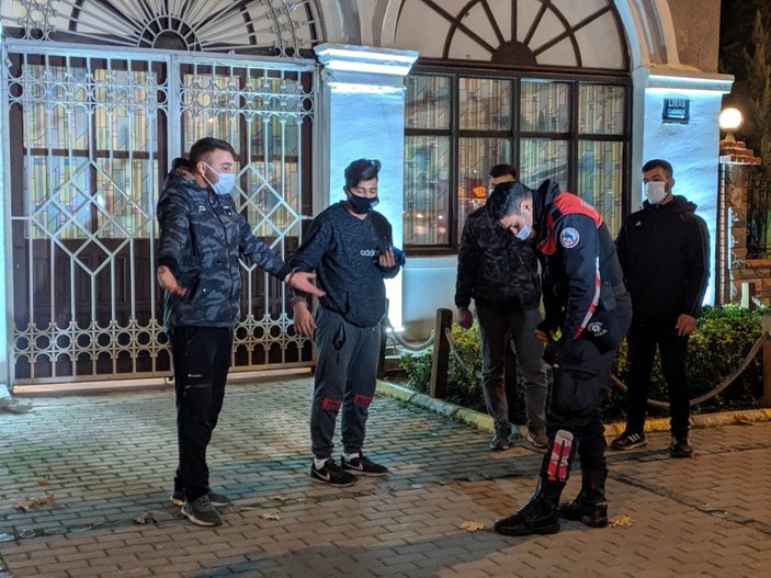 İzmir'de kısıtlamayı ihlal eden şahısların aracından uyuşturucu çıktı
