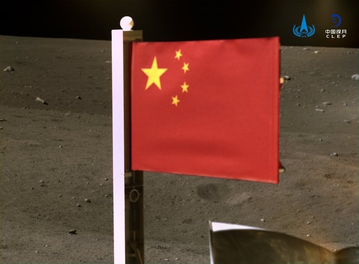 Çin Ay'a bayrak dikti
