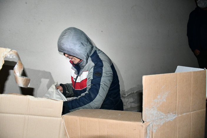 Aksaray'da kaçak göçmen koli içinde yatarken bulundu
