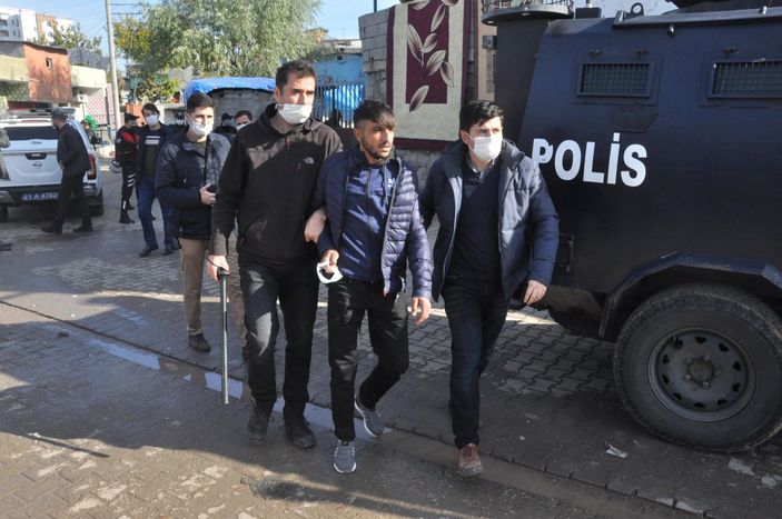 d Diyarbakır'da kısıtlamada taşlı, sopalı, bıçaklı kavga