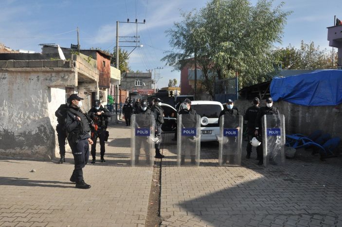 d Diyarbakır'da kısıtlamada taşlı, sopalı, bıçaklı kavga