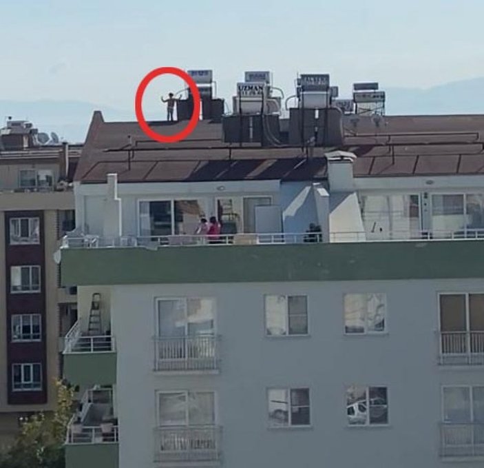 Didim'de apartman çatısında oynayan çocuk paniğe sebep oldu