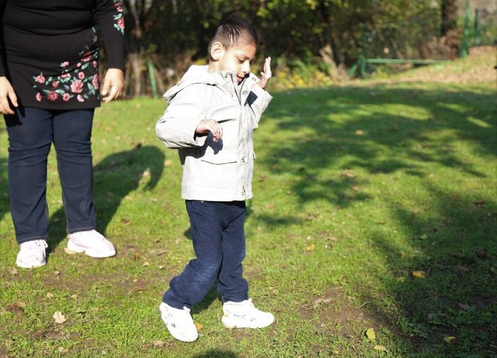 Kocaeli'de parmak bebek Mehmet, 4.5 yaşında ilk adımlarını attı