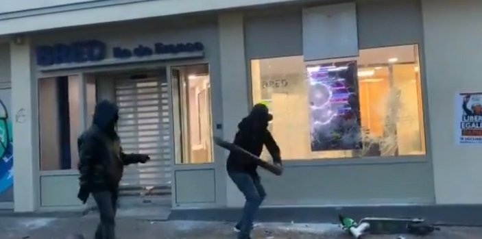 Fransa’da göstericiler banka şubelerine saldırdı
